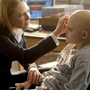 Spencer List ed Anna Torv in una scena dell'episodio Inner Child di Fringe