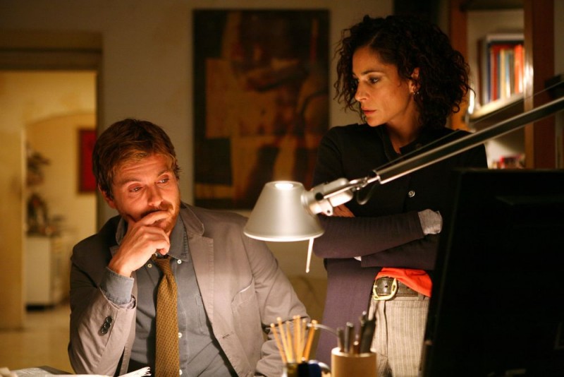 Claudio Gioè e Simona Cavallari in una scena della serie tv Squadra Antimafia - Palermo oggi