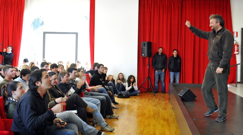 Il Regista Giovanni Veronesi Con Gli Studenti Romani Alla Conferenza Stampa Per Aspettando Il Festival Di Roma 2009 109734