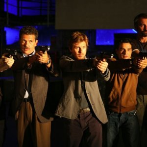 Silvia De Santis, Ninni Bruschetta, Claudio Gioè, Marco Leonardi e Raffaele Vannoli in una scena della serie tv Squadra Antimafia - Palermo oggi