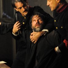 Johannes Brandrup in una scena del film tv Lo smemorato di Collegno