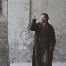 Johannes Brandrup in una sequenza del film tv Lo smemorato di Collegno