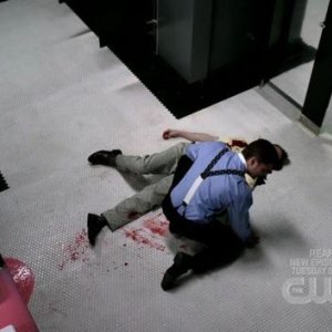 Jensen Ackles in una scena drammatica dell'episodio 'It's a Terrible Life' della quarta stagione di Supernatural