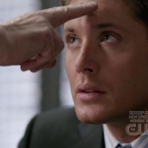 Jensen Ackles viene 'toccato' dall'angelo Zaccaria nell'episodio 'It's a Terrible Life' della quarta stagione di Supernatural