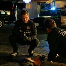 David Berman (di spalle) e George Eads raccolgono le prove nell'episodio 'Turn, Turn, Turn' della nona stagione di CSI - Las Vegas