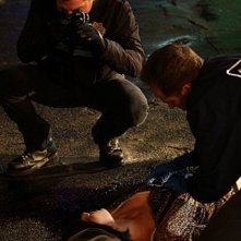 David Berman e George Eads sulla scena di un crimine nell'episodio 'Turn, Turn, Turn' della nona stagione di CSI - Las Vegas