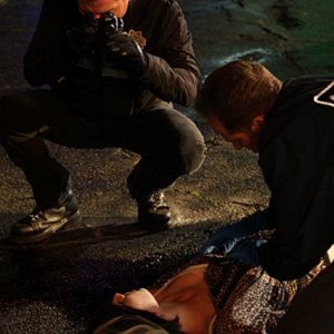 David Berman e George Eads sulla scena di un crimine nell'episodio 'Turn, Turn, Turn' della nona stagione di CSI - Las Vegas