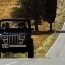 David e Sarah nella jeep in una scena dell'horror IN THE MARKET