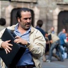 Domenico Centamore in una sequenza della commedia La matassa, con Ficarra e Picone