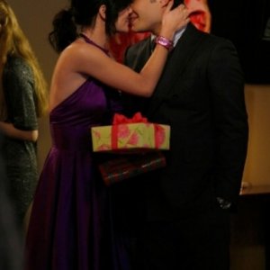 Jessica Szohr con Ed Westwick  nell'episodio 'Remains of the J' della serie tv Gossip Girl