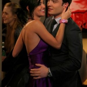 Jessica Szohr insieme a  Ed Westwick in una scena dell'episodio 'Remains of the J' della serie tv Gossip Girl