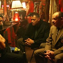 Laurence Fishburn con il collega Paul Guilfoyle nell'episodio 'Mascara' della serie tv CSI - Las Vegas