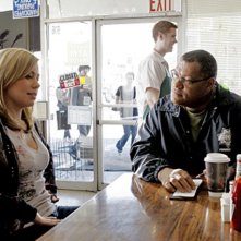 Laurence Fishburn e Aimee Deshayes nell'episodio 'Mascara' della serie tv CSI - Las Vegas