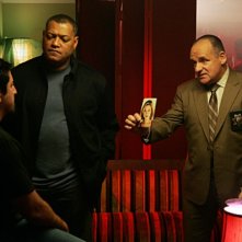 Laurence Fishburn e Paul Guilfoyle indagano sulla scomparsa di Silvia nell'episodio 'Mascara' della serie tv CSI - Las Vegas