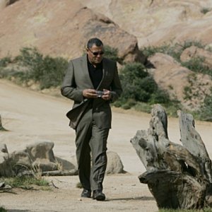 Laurence Fishburn indaga sulla morte di un guru nell'episodio 'The Descent of Man' della serie tv CSI - Las Vegas