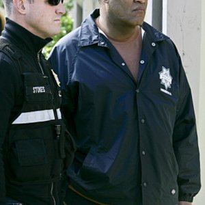 Laurence Fishburn insieme a George Eads in un momento dell'episodio 'No Way Out' della nona stagione di CSI