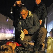 Laurence Fishburn insieme a Marg Helgenberger e Paul Guilfoyle nell'episodio 'Mascara' della serie tv CSI - Las Vegas