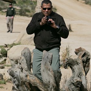 Laurence Fishburn raccoglie prove nell'episodio 'The Descent of Man' della serie tv CSI - Las Vegas