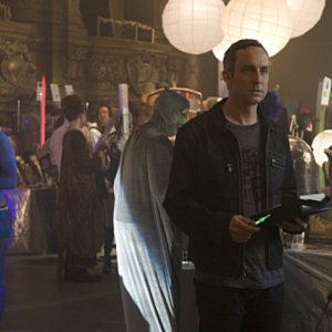 Wallace Langham indaga sui partecipanti alla conventio nell'episodio 'A Space Oddity' della serie tv CSI: Crime Scene Investigation