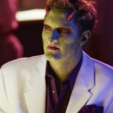 Andy Hallett in una foto promozionale della serie televisiva Angel, nel quale interpretava il demone Lorne