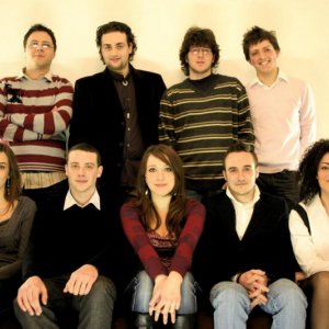 La Whiteroseprd. Da sinistra in piedi: Emanuele Frusi, Lorenzo Lombardi, N. Santi Amantini, Marco Martini. Da sinistra seduti: Sara Lombardi, Lorenzo Perioli, Elisa Sensi, D. Bartoli, Eleonora Stagi