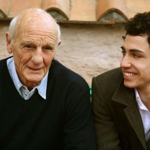 Philippe Leroy e Andrea Lucente in una scena del film Nient'altro che noi