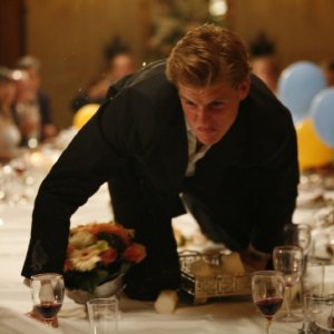 Ancora Oliver Møller-Knauer in una concitata scena di Riunione di famiglia