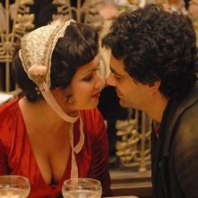 Anna Netrebko e Rolando Villazón in una scena del film 'La Bohème'