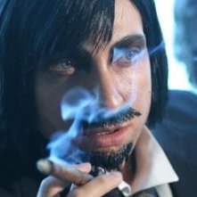 Deborah Malatesta nei panni di un boss malavitoso in una scena del film Totem Blue