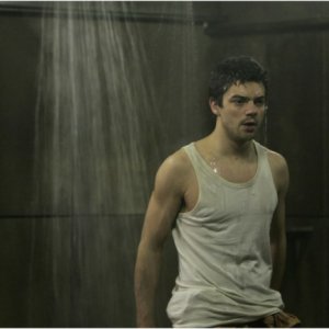 Dominic Cooper in una scena del film Prison Escape