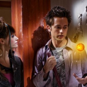 Emmy Rossum (Bulma) e Justin Chatwin (Goku) in una sequenza del film Dragonball