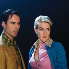 Eric McCormack e Jenni Baird in una scena del film Alien Trespass