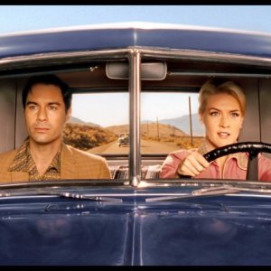 Eric McCormack e Jenni Baird in una sequenza del film Alien Trespass