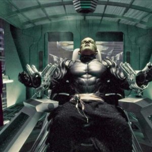 Eriko Tamura (Mai) e James Marsters (Lord Piccolo) in una scena del film Dragonball