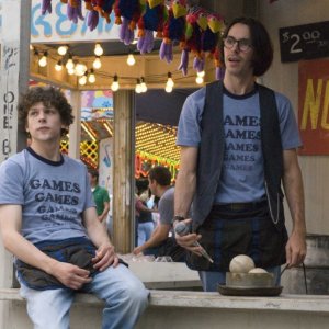 Jesse Eisenberg e Martin Starr in un'immagine del film Adventureland