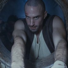 Joseph Fiennes in una scena del film Prison Escape