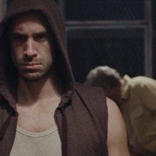 Joseph Fiennes in una sequenza del film Prison Escape