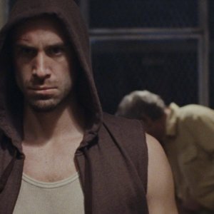Joseph Fiennes in una sequenza del film Prison Escape