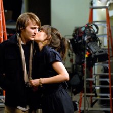 Paul Dano e Zooey Deschanel in una scena del film Gigantic