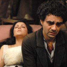 Rolando Villazón e Anna Netrebko insieme in una scena del film La Bohème