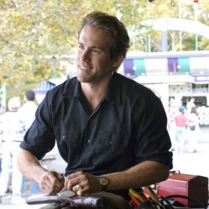 Ryan Reynolds in una scena del film Adventureland