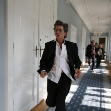 Thomas Bo Larsen in fuga nei corridoi dell'albergo in cui alloggia in uan scena di Riunione di famiglia