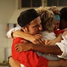 Un sentito abbraccio nella cucina dell'hotel di Riunione di famiglia