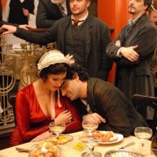 Vitaly Kovalyov, Adrian Erod,  Anna Netrebko e Rolando Villazón in una scena del film 'La Bohème'