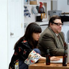Zooey Deschanel e John Goodman in una scena del film Gigantic