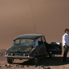 Adriano Giannini e la sua auto nel deserto del Marocco in La casa sulle nuvole