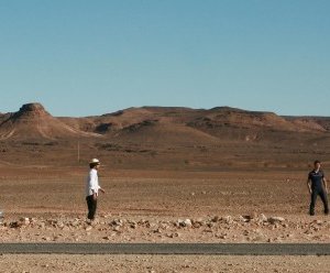 Adriano Giannini ed Emanuele Bosi impegnati in un drammatico confronto col padre in una scena di La casa sulle nuvole