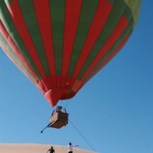 Adriano Giannini ed Emanuele Bosi rincorrono la mongolfiera di La casa sulle nuvole