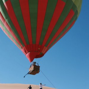 Adriano Giannini ed Emanuele Bosi rincorrono la mongolfiera di La casa sulle nuvole