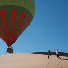 Adriano Giannini ed Emanuele Bosi salutano il padre in volo su una mongolfiera in una scena di La casa sulle nuvole